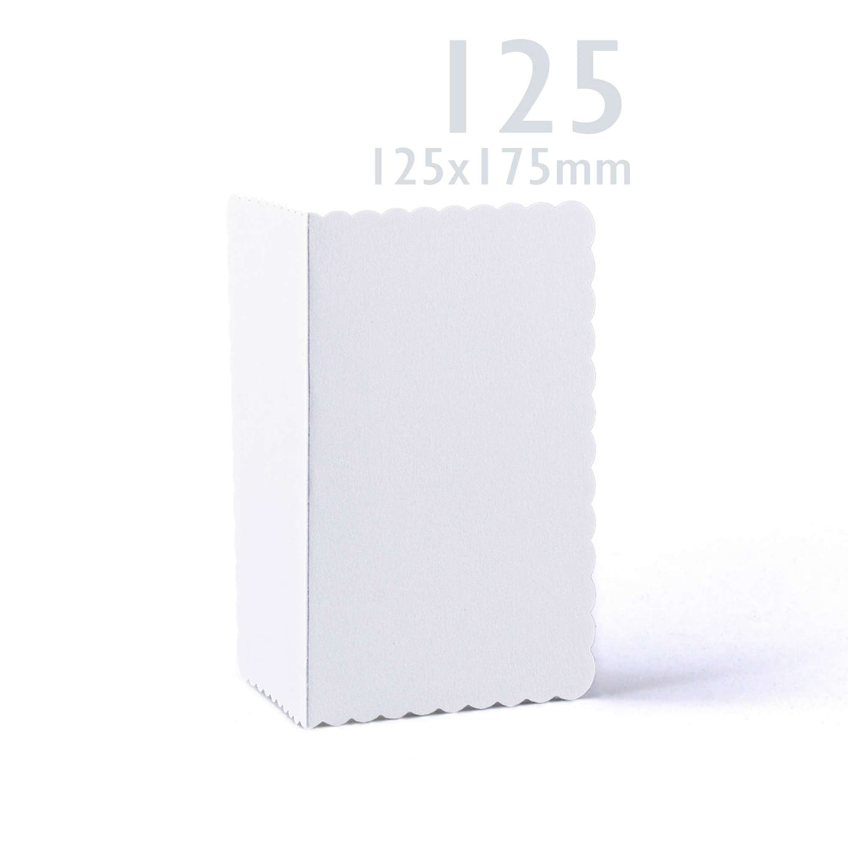 Conjunto de cartões e envelopes brancos com borda ondulada