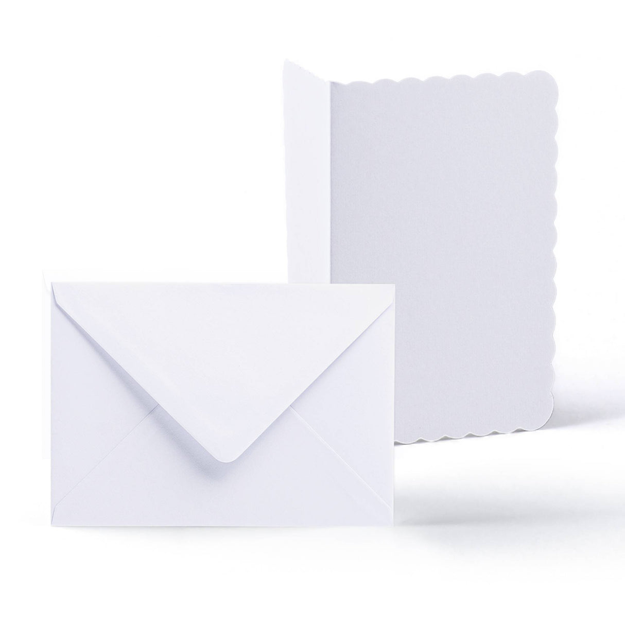 Conjunto de cartões e envelopes brancos com borda ondulada