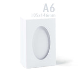 Conjunto de cartões brancos dobrados em três com janela oval