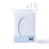 Conjunto de cartões brancos dobrados em três com janela oval