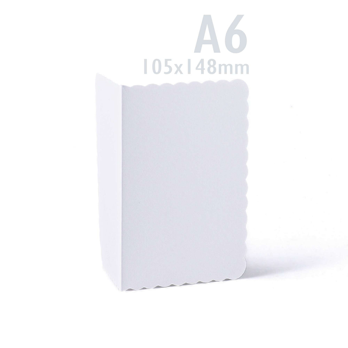 Conjunto de cartões e envelopes brancos com borda ondulada